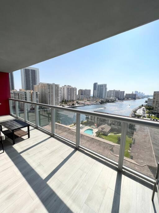 הלנדל ביץ' Luxury Condo Steps From Beach מראה חיצוני תמונה